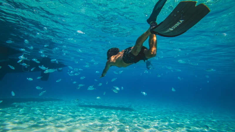 Catamarán privado navegando en las aguas transparentes de Formentera