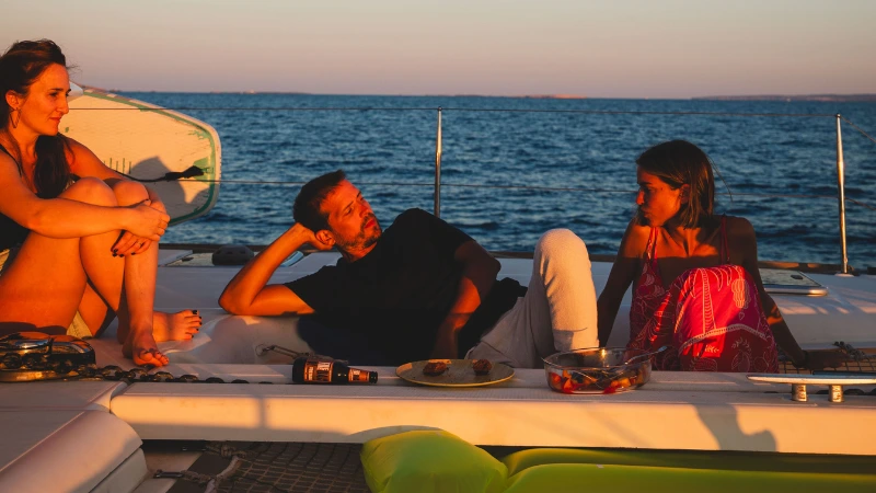 Velero fondeado en una cala virgen de Ibiza al amanecer