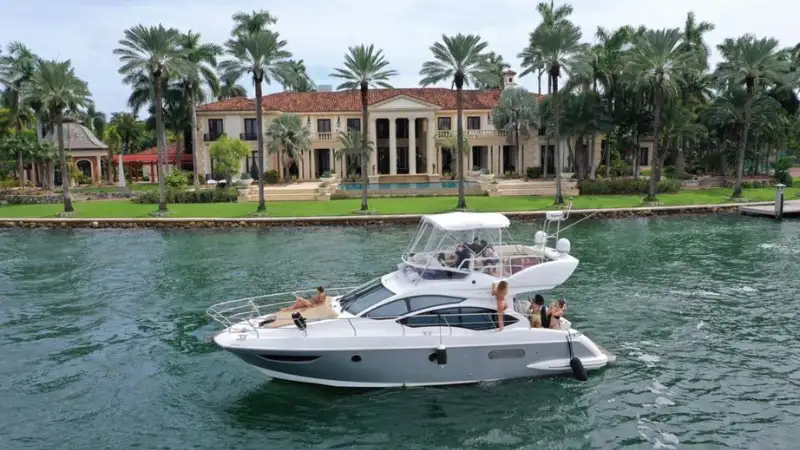 Familia relajada navegando frente a las mansiones de Miami