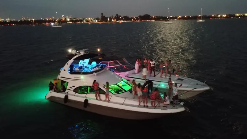 Amigos de fiesta en un yate en Haulover Sandbar, Miami